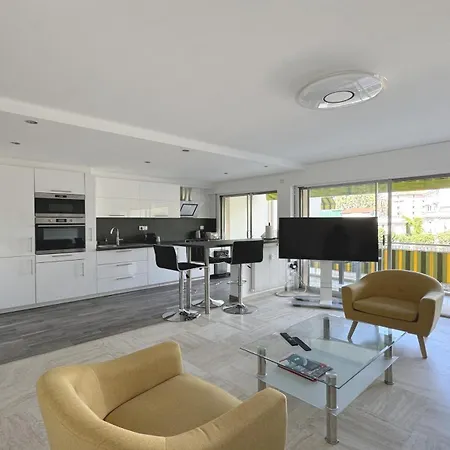 Charming 2 , 52 M2, Very Spacious, Bright And Near Sea Martinez Apartment