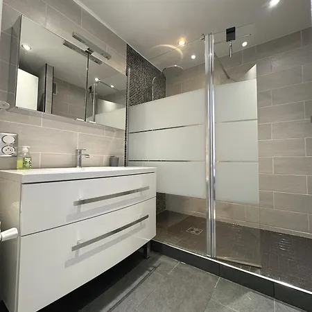 Apartment Charming 2 , 52 M2, Very Spacious, Bright And Near Sea Martinez Cannes