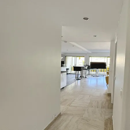 Charming 2 , 52 M2, Very Spacious, Bright And Near Sea Martinez Apartment