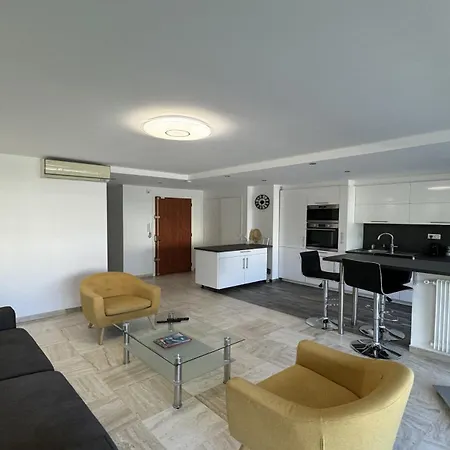 Charming 2 , 52 M2, Very Spacious, Bright And Near Sea Martinez Apartment